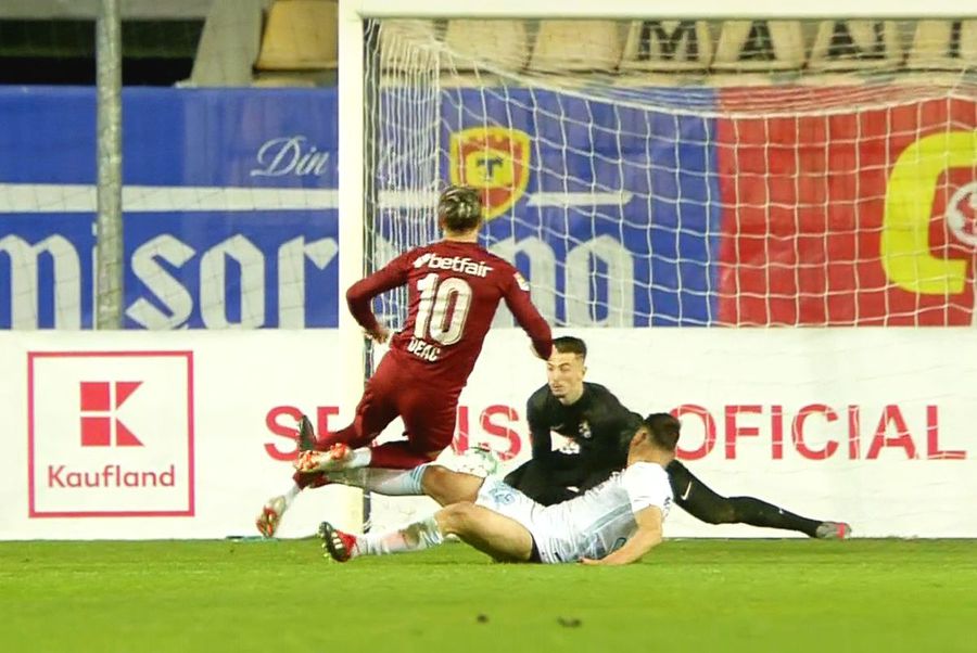 Ciprian Deac a cerut penalty în Supercupa CFR Cluj - FCSB! Radunovic „l-a luat pe sus” în careu