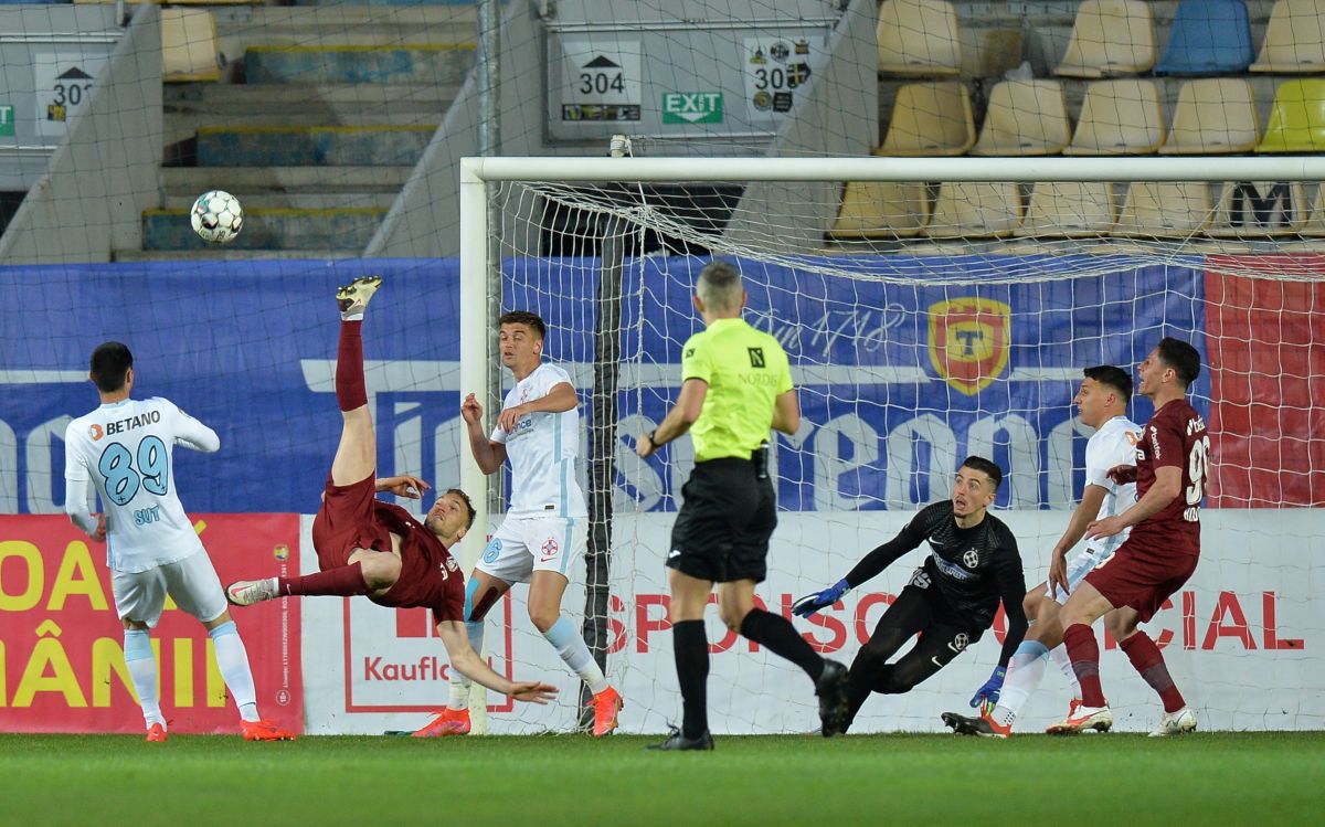 Fază controversată în Supercupă: CFR a cerut penalty, Radu Petrescu a dat „galben” pentru simulare » Iordănescu și Petrea s-au luat la ceartă!