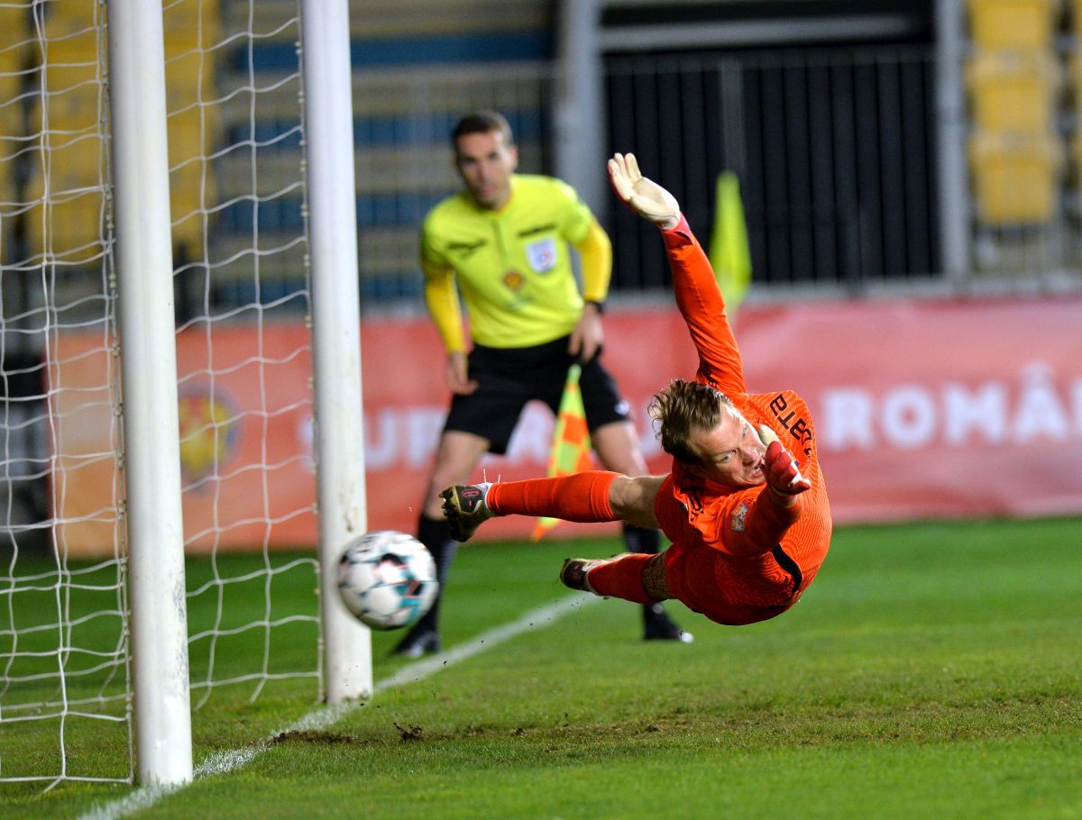 Fază controversată în Supercupă: CFR a cerut penalty, Radu Petrescu a dat „galben” pentru simulare » Iordănescu și Petrea s-au luat la ceartă!