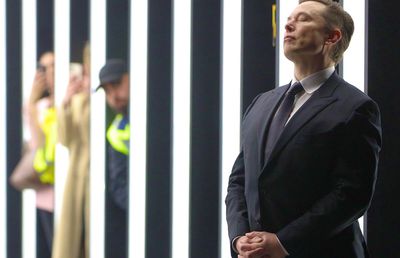 Fanii lui Manchester sunt disperați și au făcut apel la Elon Musk: „Cumpără United!”