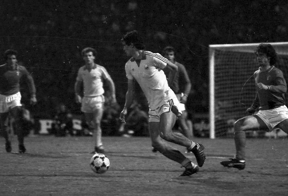 Episodul 2: România - Italia 1-0, în preliminariile pentru CE '84. Ladislau Boloni și-a amintit în cele mai mici detalii victoria: „N-am putut să dorm deloc după meci. Am jucat șah toată noaptea”