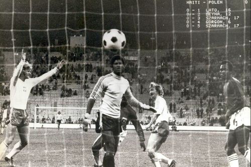 Portarul Francillon privește neputincios cum echipa lui mai încasează un gol de la naționala Poloniei la meciul de la Cupa Mondială din 1974 // Foto: Imago