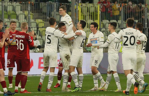 Tulburător! Două momente impresionante la amicalul lui Șahtior: ce au făcut fetele rămase fără tată și băiatul salvat din subsolul teatrului din Mariupol