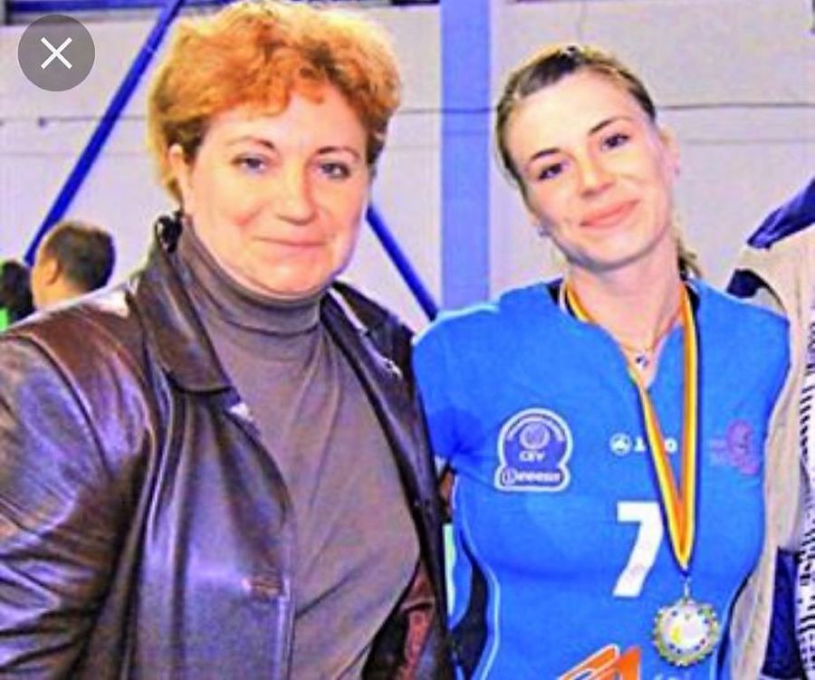 Fata care încă iubește voleiul » Alexandra Trică a jucat alături de mama ei, a refuzat oferte din străinătate, iar acum evoluează la echipa din campionat formată 100% din românce