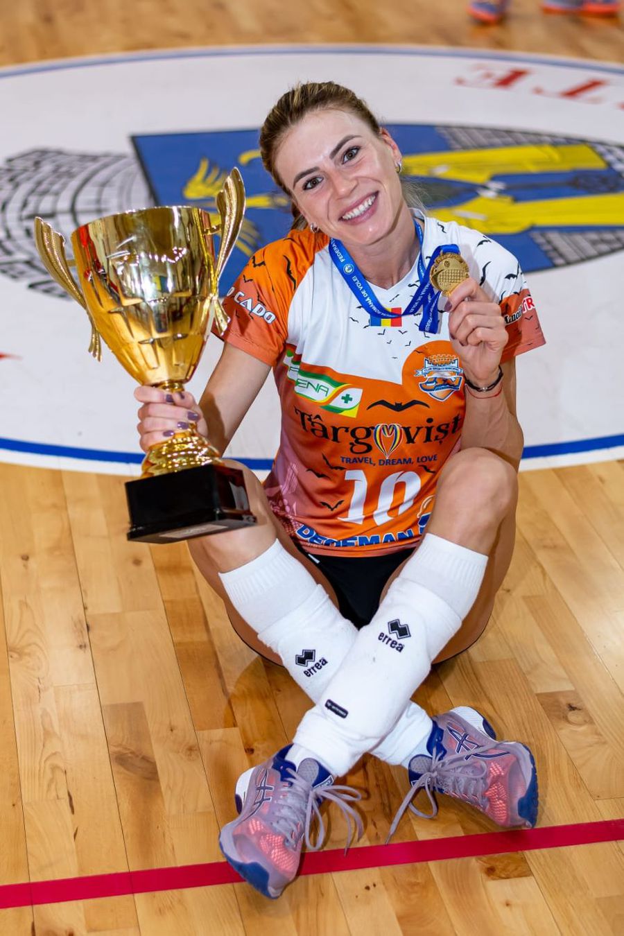 Fata care încă iubește voleiul » Alexandra Trică a jucat alături de mama ei, a refuzat oferte din străinătate, iar acum evoluează la echipa din campionat formată 100% din românce