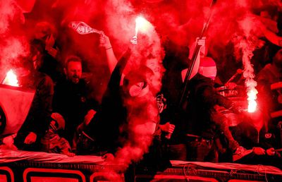 Imagini grotești din Belgia » Ultrașii lui Charleroi au aruncat cu șobolani în suporterii rivalei Standard Liege