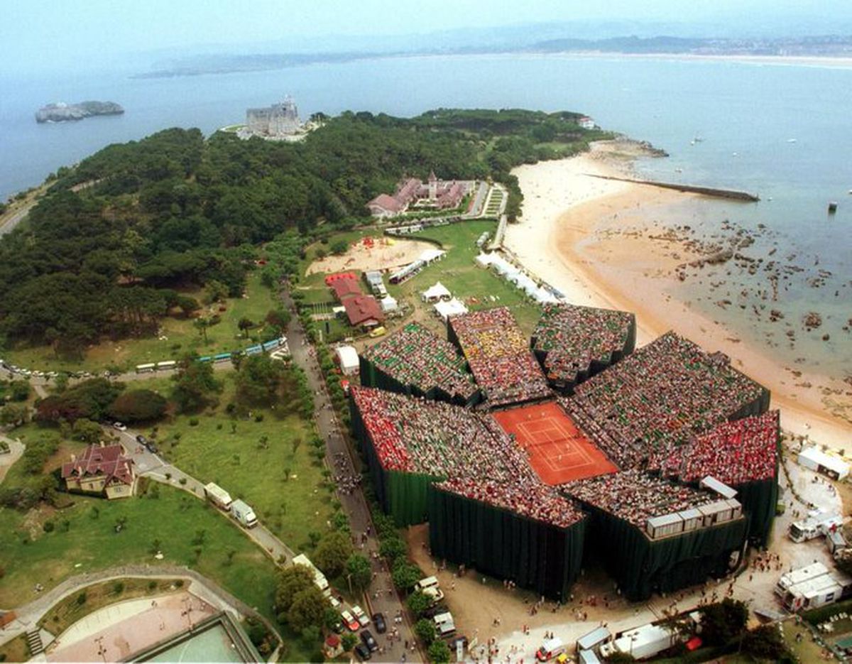 Arena sportivă intrată în istorie! Imagini uimitoare de la malul mării