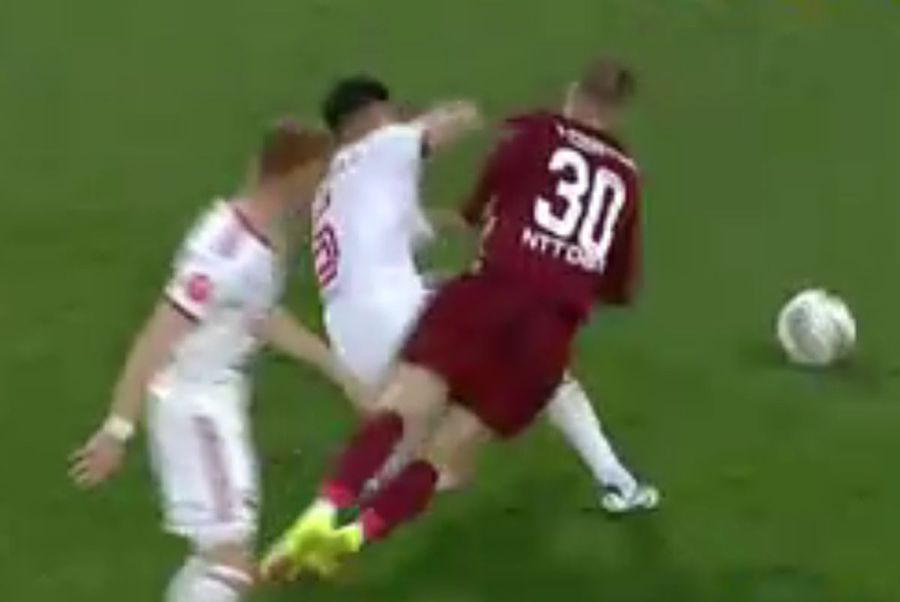 Jucătorul CFR-ului dă de pământ cu arbitrul Iulian Călin, după victoria cu Sepsi: „Ăsta nu e penalty? Trebuie să-mi rupă piciorul?!”