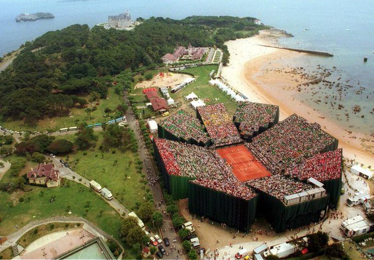 Arena sportivă intrată în istorie! Imagini uimitoare de la malul mării