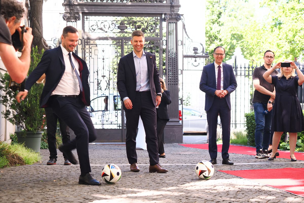 Fostul internațional neamț, conferință alături de ambasadorul Germaniei de la București: „Sunt optimist că România va trece mai departe de grupe la EURO”