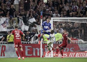 Șocant! Lovit și doborât la pământ, și-a pierdut cunoștința » Arbitrul, ca Hațegan