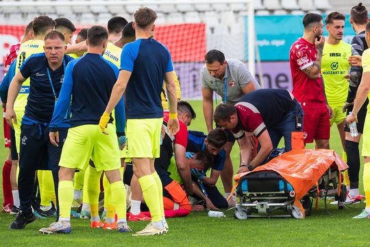 Luca Mihai (20 de ani), mijlocașul central de la Poli Iași, a suferit o accidentare groaznică în eșecul echipei lui de pe terenul lui Dinamo, scor 0-1, în runda cu numărul #4 din play-out-ul din Superliga FOTO: Ionuţ Iordache (gsp.ro)