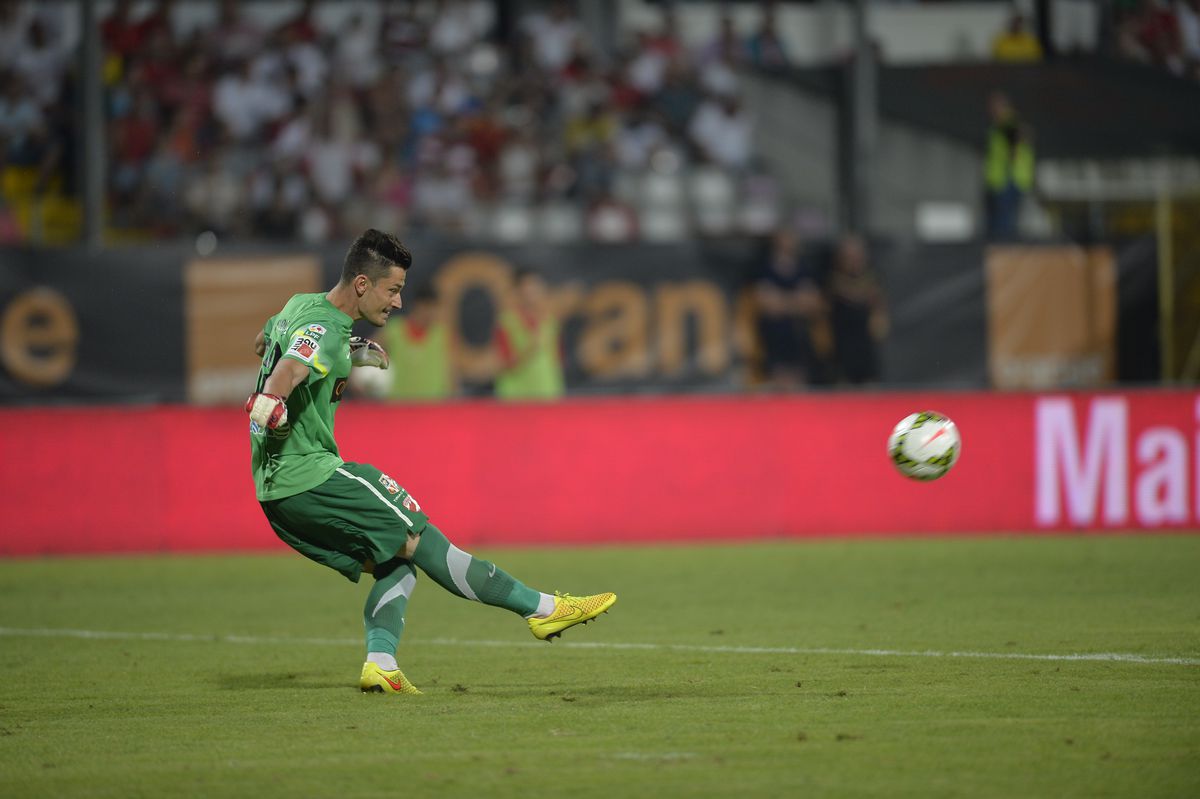 Fostul dinamovist este abonat la contracte cu Primăria la care a fost angajată soția lui! Cel mai mare valorează 1,6 milioane €