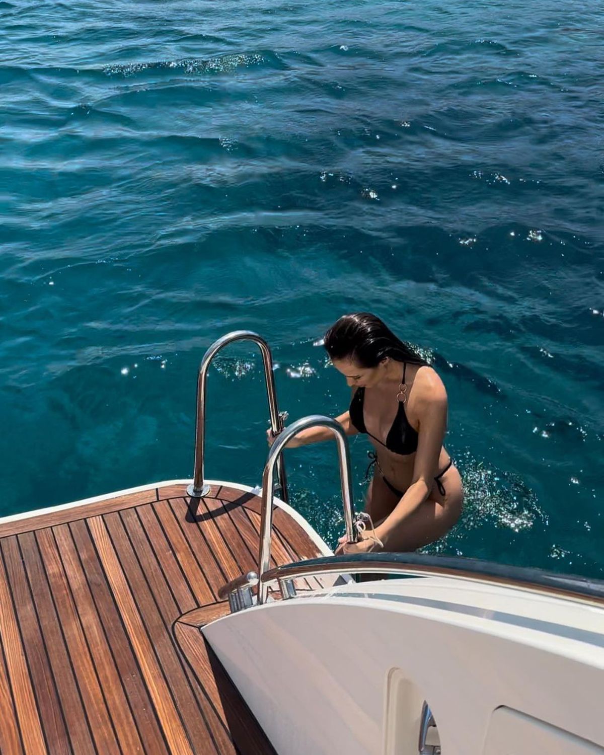 GALERIE FOTO Ea e BOMBA sexy pentru care Adi Popa a divorțat! Imagini incendiare din vacanță, de pe o insulă pustie