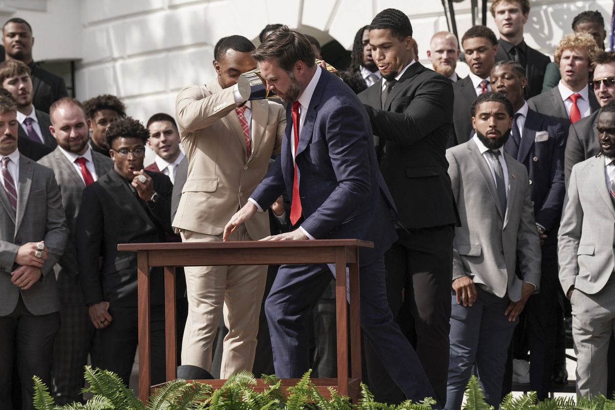 Moment penibil cu JD Vance, sub ochii lui Donald Trump » A comis-o ca Florin Talpan!