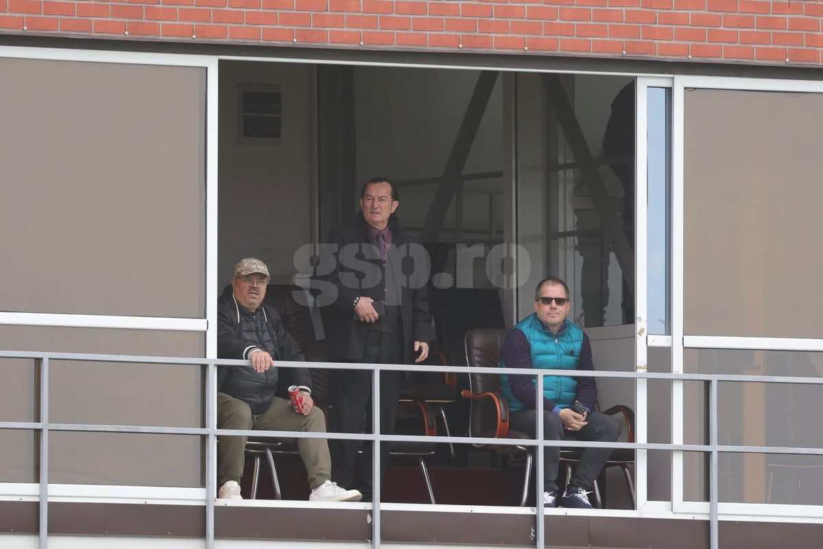 Cum arată acum controversatul Miron Cozma » A fost în tribune la Voluntari - FC Argeș, lângă oficialul FRF