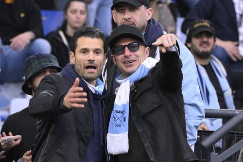 Ștefan Radu, aici în Peluza Nord împreună cu Antonio Candreva la un derby Lazio - AS Roma 1-1 / Foto: Imago