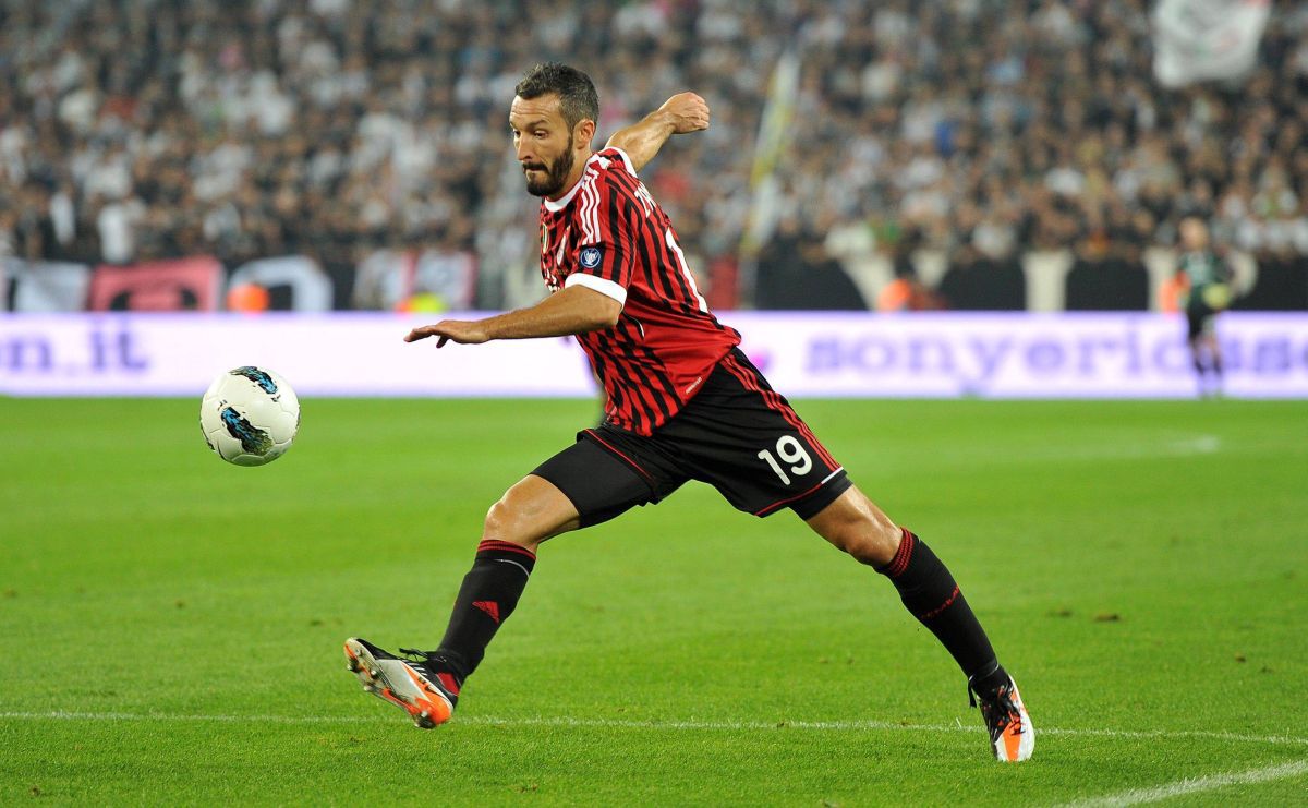 Gianluca Zambrotta abia mai poate umbla din cauza strâmbării teribile a picioarelor!