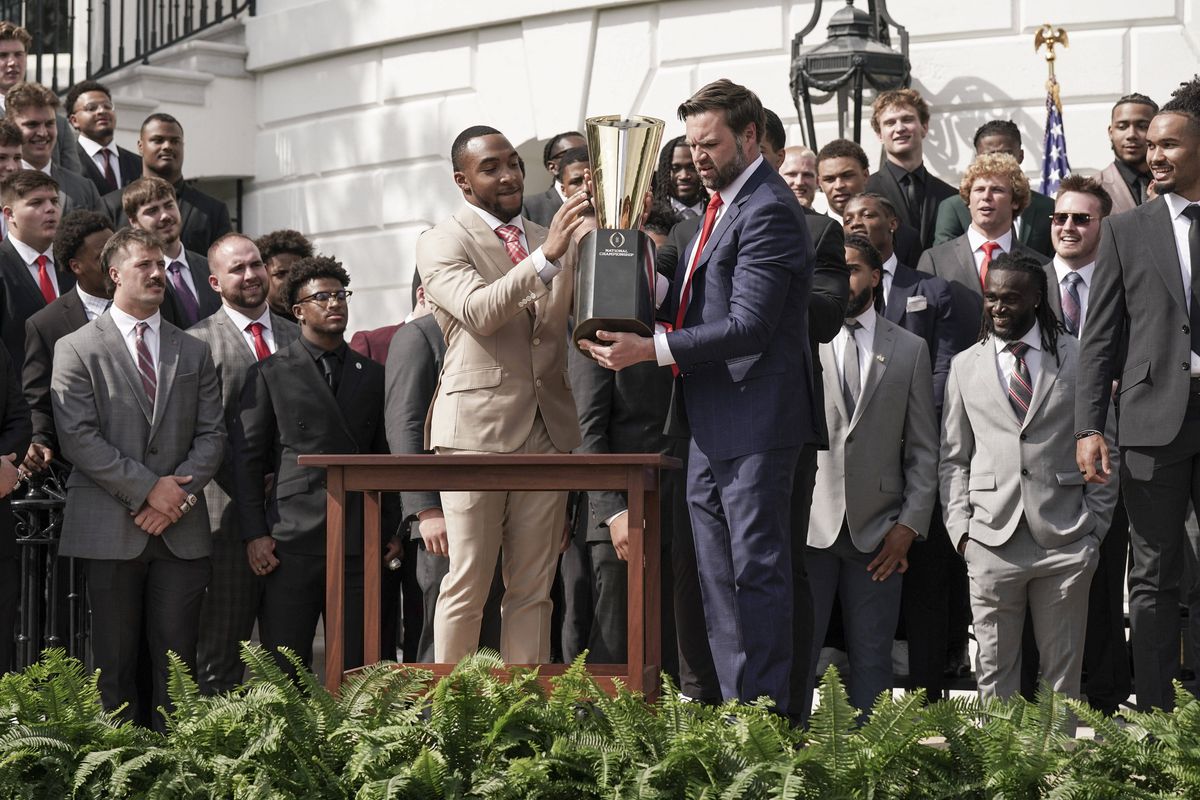 Moment penibil cu JD Vance, sub ochii lui Donald Trump » A comis-o ca Florin Talpan!