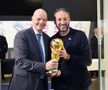 Gianluca Zambrotta, prezentând trofeul mondial alături de Gianni Infantino, președintele FIFA / Foto: Imago