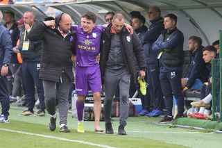 Intrare criminală în Voluntari - FC Argeș » Jucătorul accidentat, în lacrimi! A fost scos pe brațe de pe teren