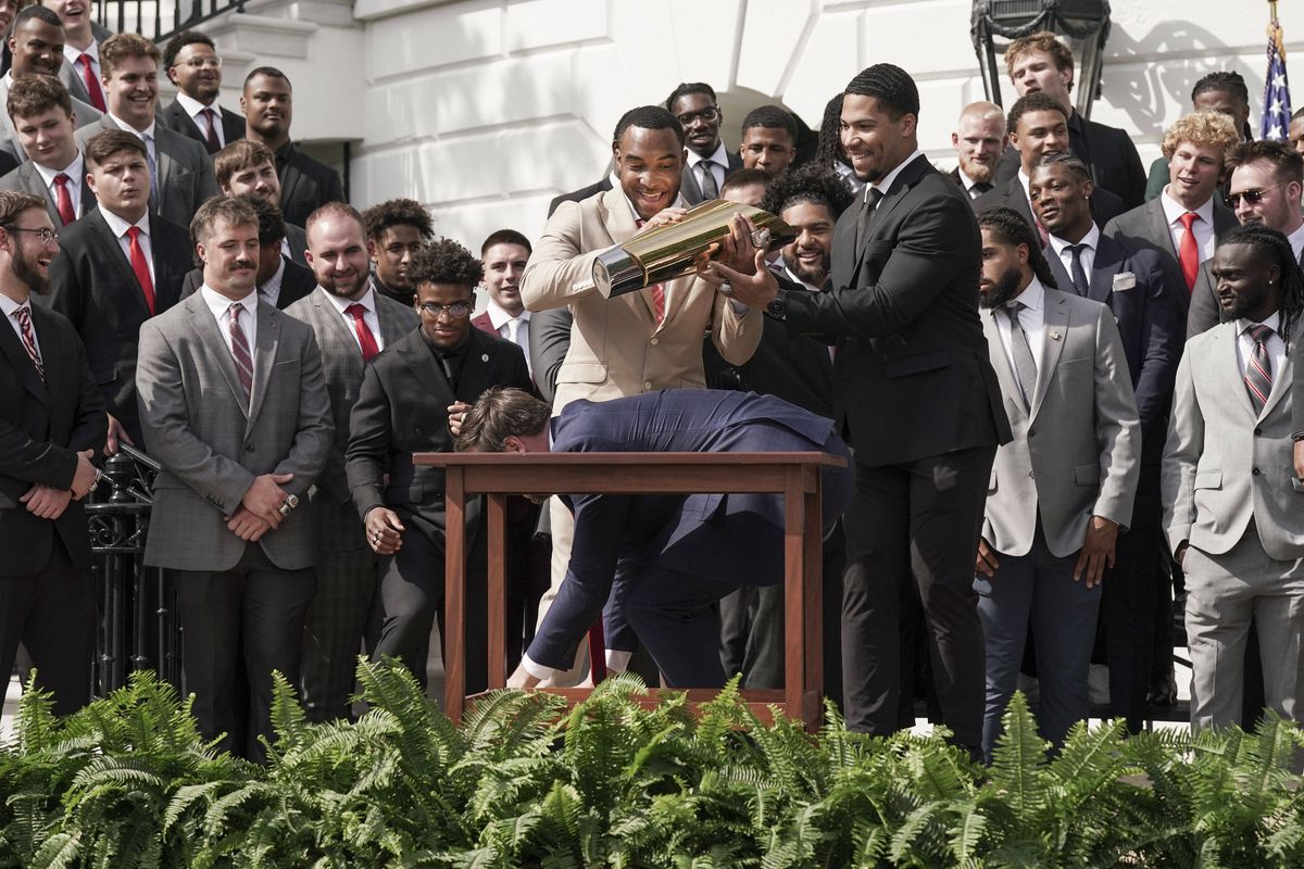 Moment penibil cu JD Vance, sub ochii lui Donald Trump » A comis-o ca Florin Talpan!