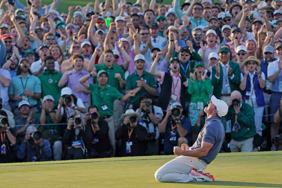 Rory McIlroy sărbătorind victoria în Masters-ul de la Augusta Foto: Imago Images Cum l-a inspirat Carlos Alcaraz pe Rory McIlroy să realizeze Grand Slam-ul carierei + cu câți bani rămâne