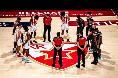 Moment de reculegere în memoria lui Dusko Vujosevic, înainte de startul duelului dintre Steaua Roșie Belgrad și U-BT Cluj-Napoca din Liga ABA/Foto: Facebook (U-BT Cluj-Napoca)