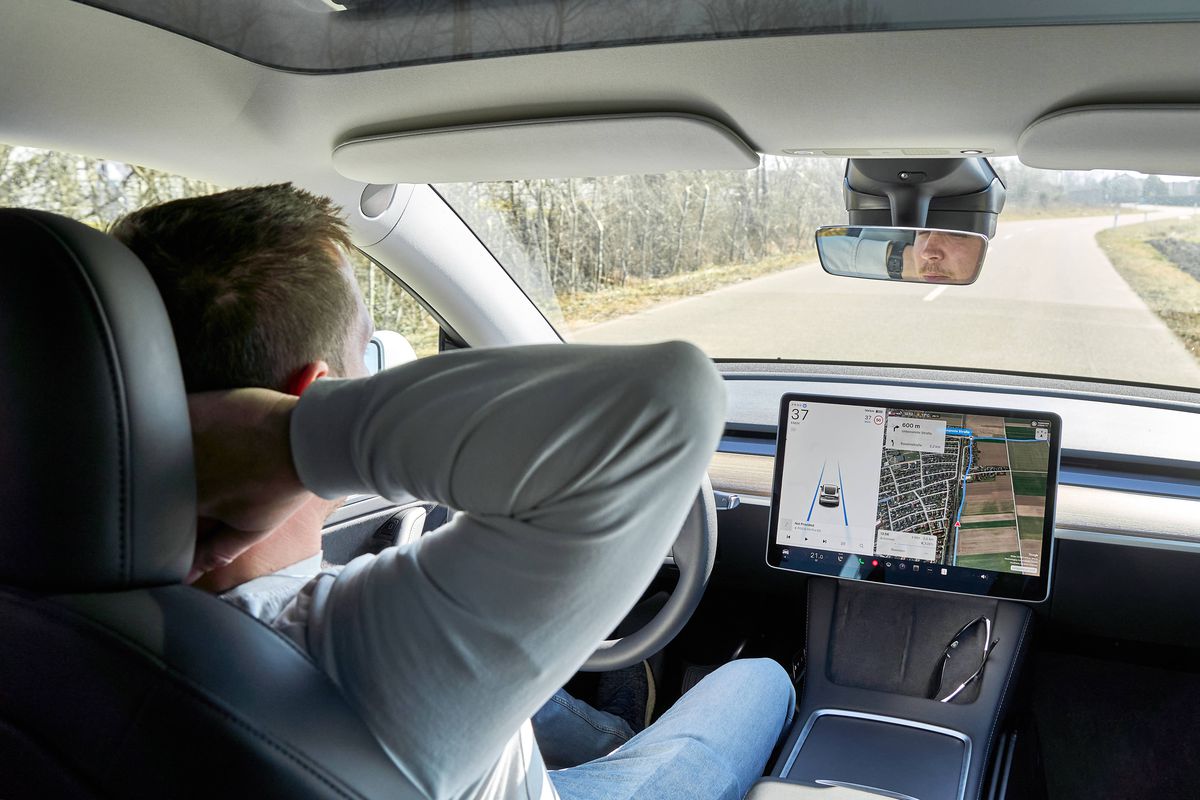 Moment istoric: prima țară din Europa care a autorizat modelele Tesla care se conduc singure