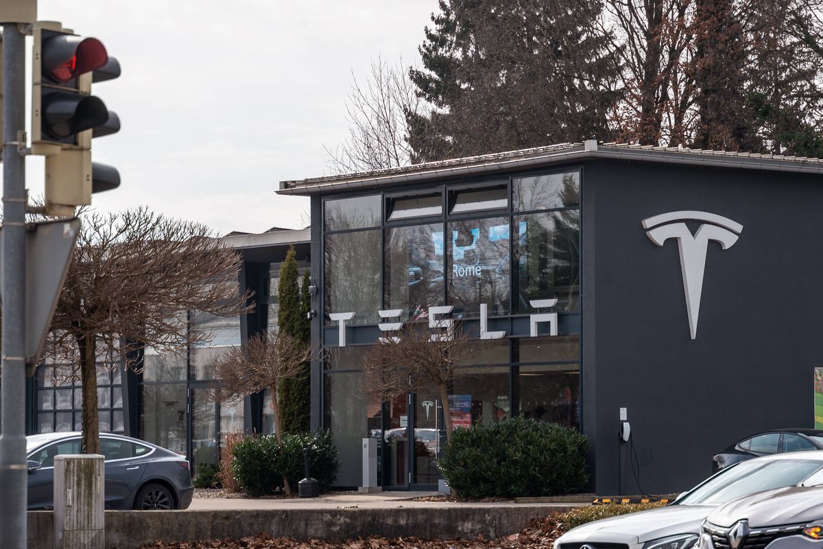 Moment istoric: prima țară din Europa care a autorizat modelele Tesla care se conduc singure