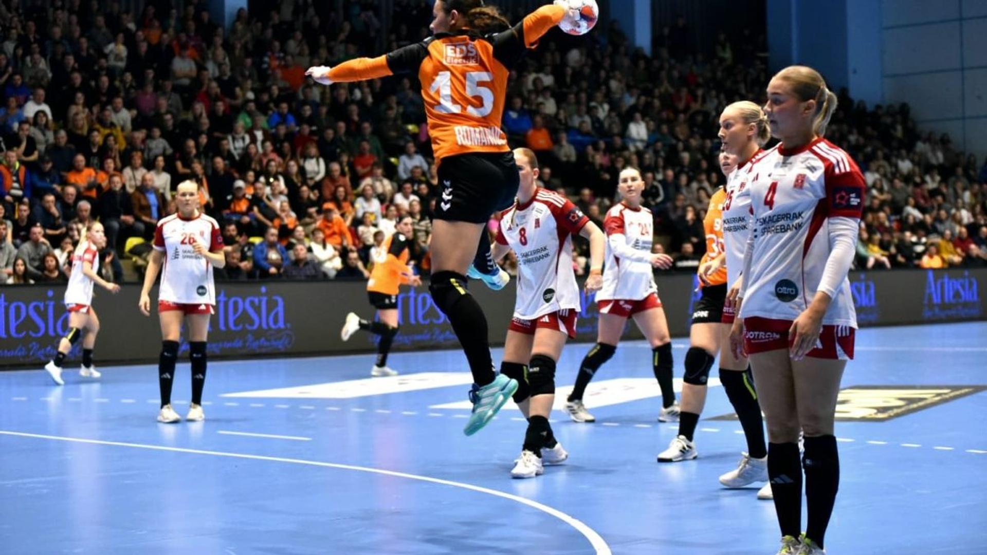 Jucătoare CS Minaur Baia Mare și SCM Râmnicu Vâlcea în acțiune pe teren în Final 4 Cupa României handbal feminin la Baia Mare | sursa foto: Gazeta Sporturilor