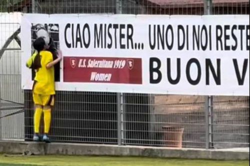 Imaginea care face cât o mie de cuvinte, cu Maria omagiindu-și antrenorul mort în urma unui stop cardiac