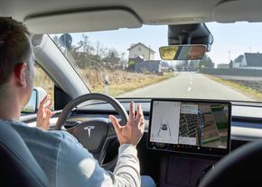 Moment istoric: prima țară din Europa care a autorizat modelele Tesla care se conduc singure