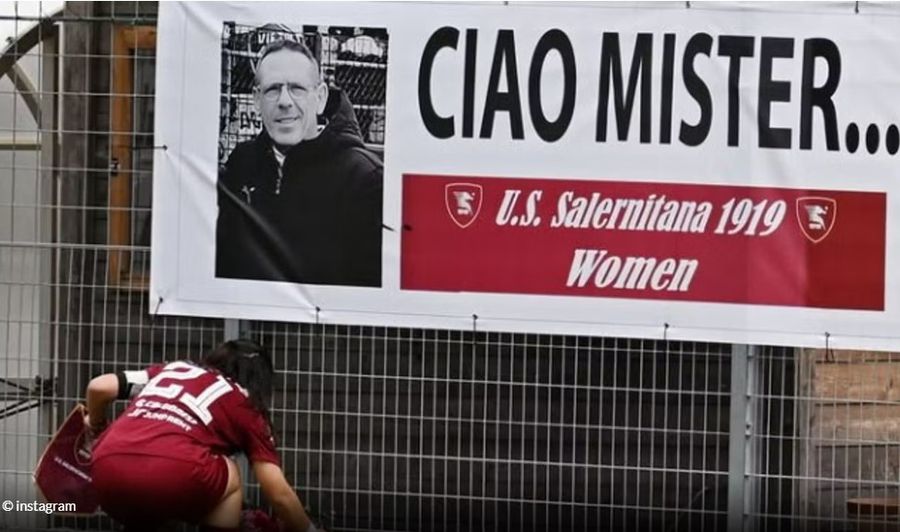 Pancarta comemorativă atârnată de gardul de pe marginea terenului de joc Omagiul care face înconjurul Italiei » A traversat tot terenul și a făcut un gest care a înmărmurit asistența