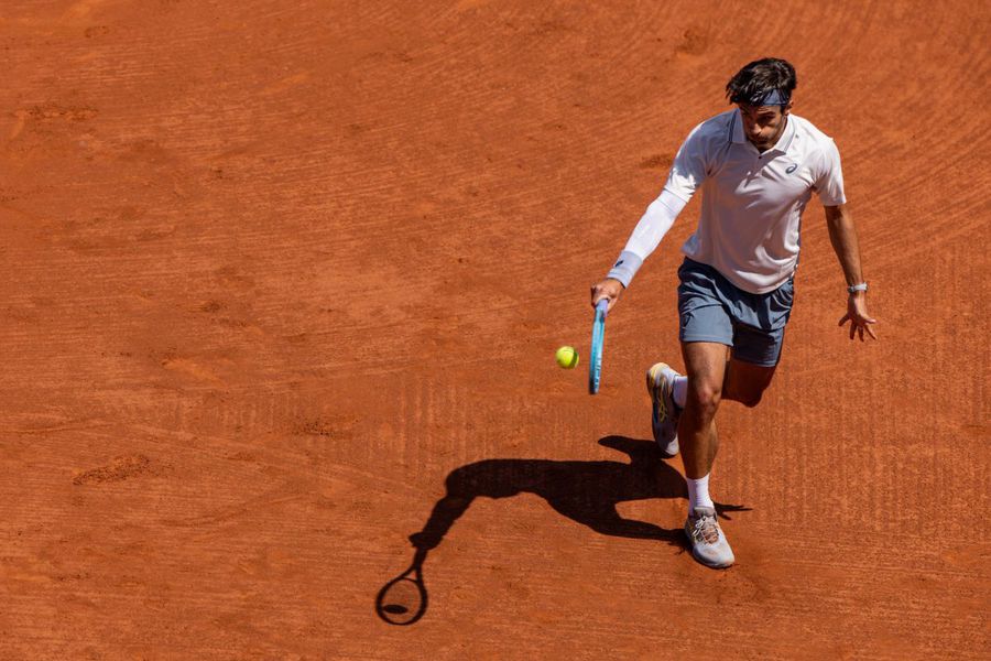 Lorenzo Musetti în acțiune pe zgura de la Barcelona Foto: X/Barcelona Open Banc Sabadell Numărul 9 mondial și o certitudine legată de tenis: „Nu o să-l învăț asta niciodată pe fiul meu”
