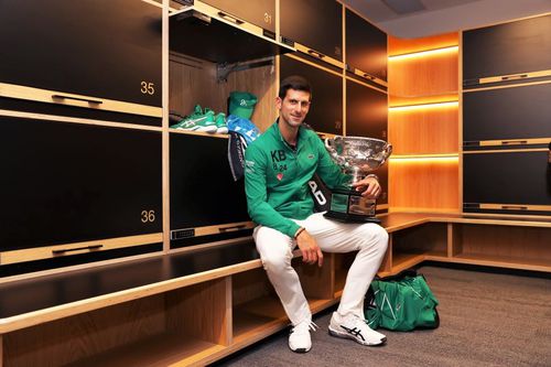 Novak Djokovici cu trofeul de la Melbourne 2020 Foto Guliver/GettyImages