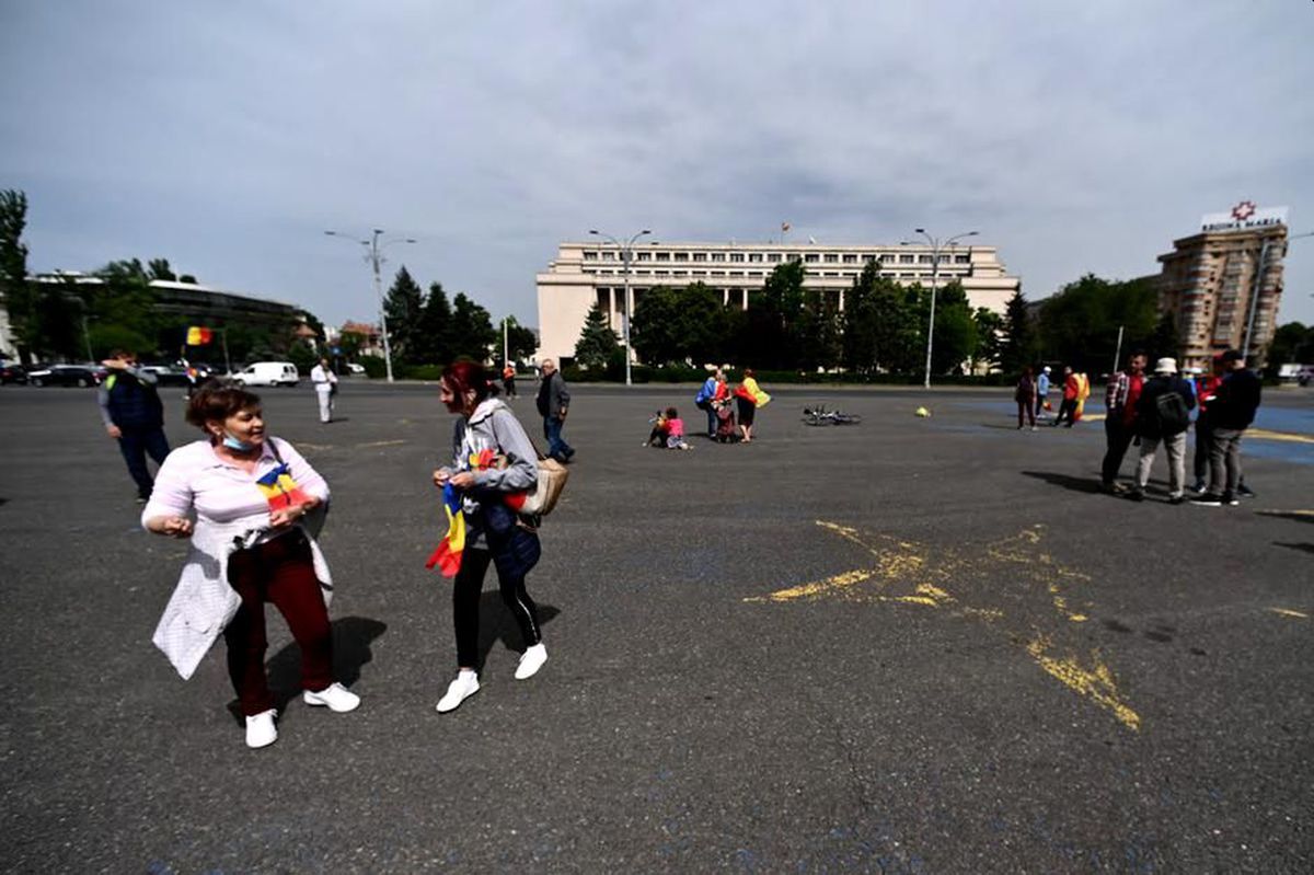 Protest anti-guvern în București » Câteva sute de persoane au fost în Piața Victoriei: „Acești oameni își riscă sănătatea”