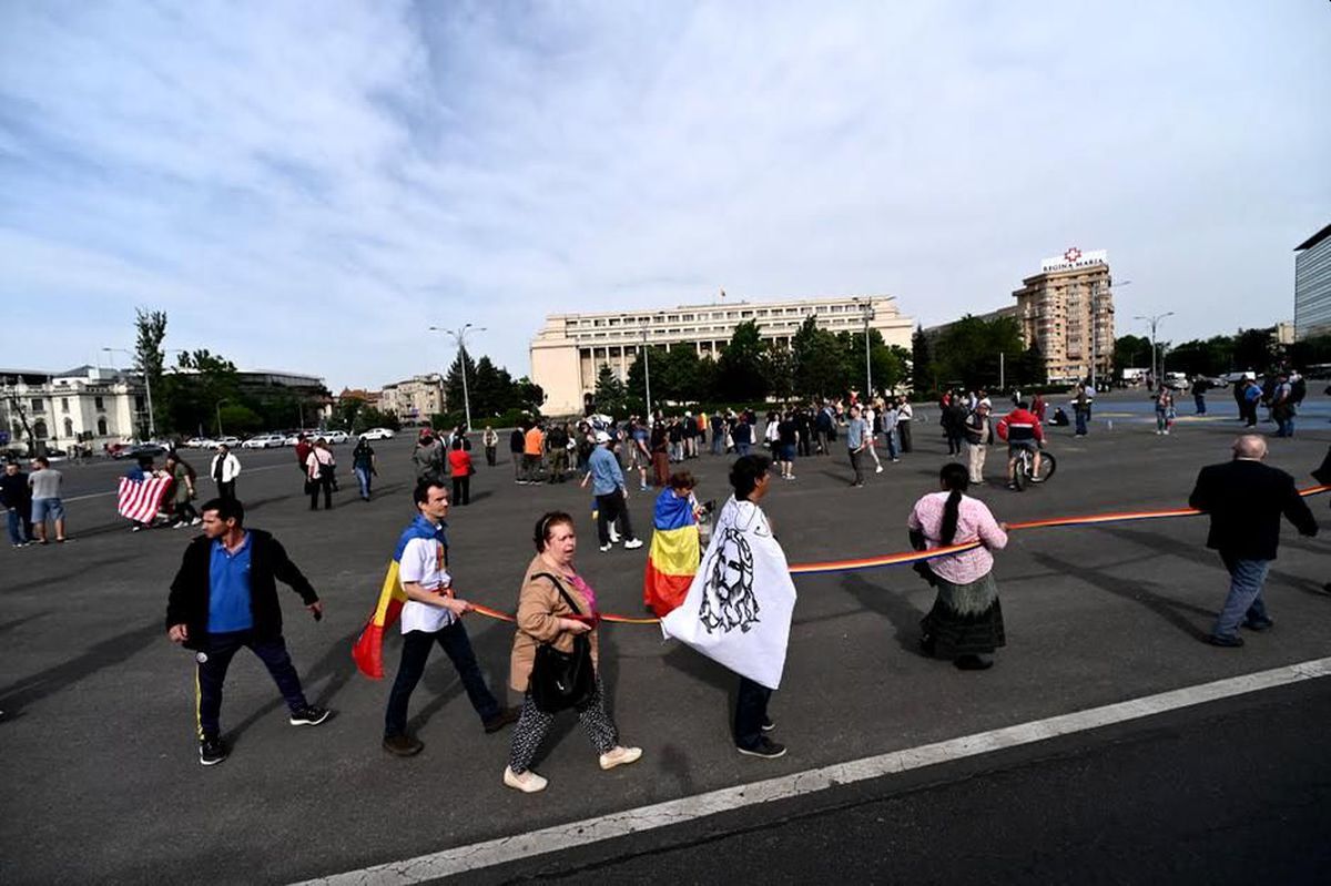 Protest anti-guvern în București » Câteva sute de persoane au fost în Piața Victoriei: „Acești oameni își riscă sănătatea”