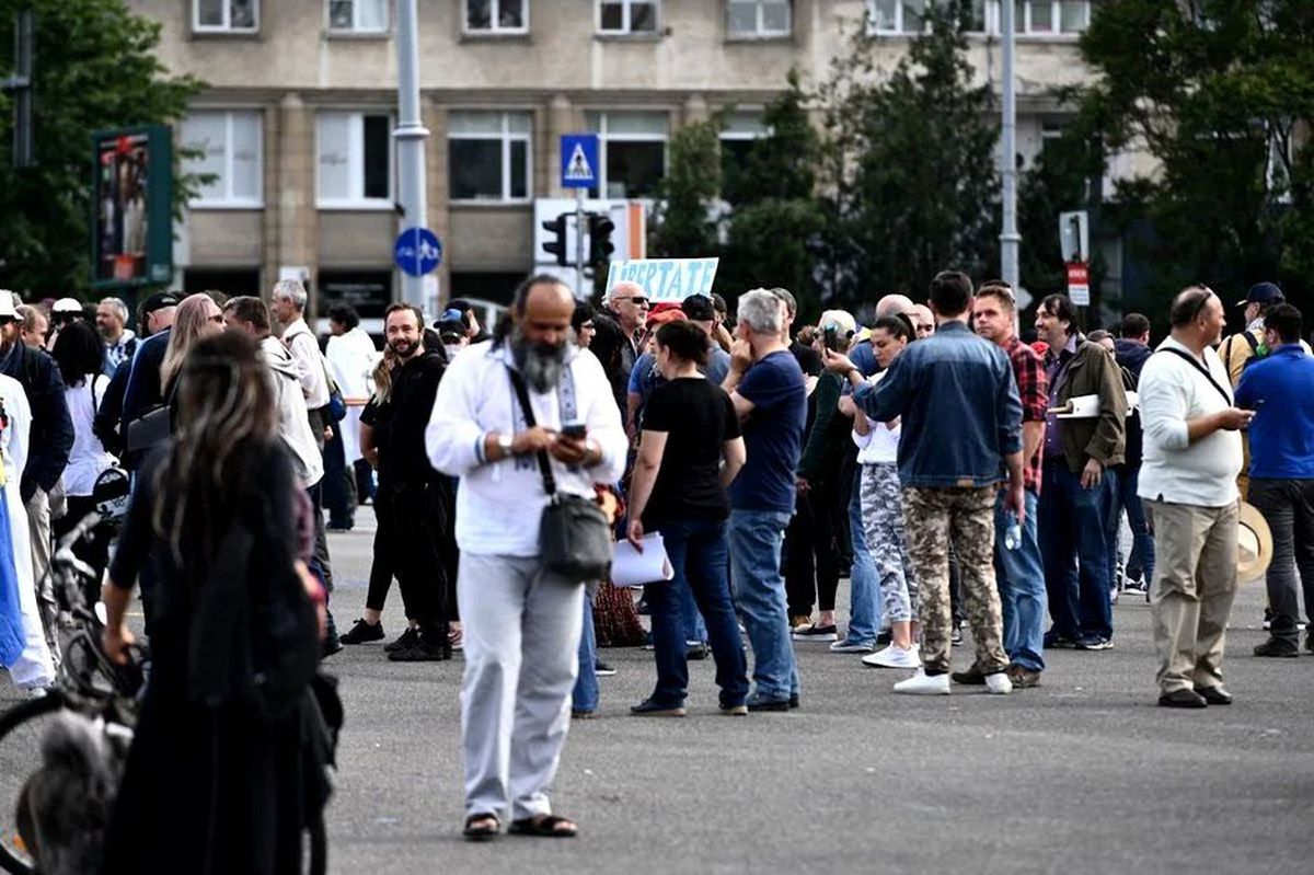 Protest anti-guvern în București » Câteva sute de persoane au fost în Piața Victoriei: „Acești oameni își riscă sănătatea”