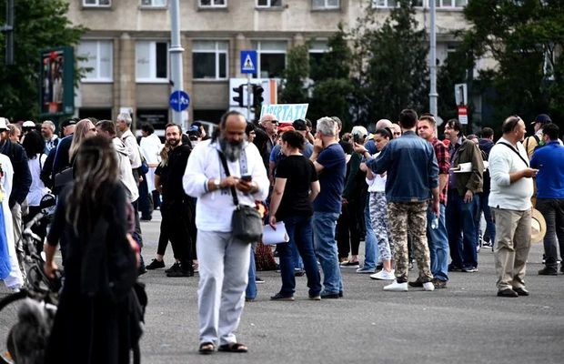 Protest anti-guvern în București » Câteva sute de persoane au fost în Piața Victoriei: „Acești oameni își riscă sănătatea”