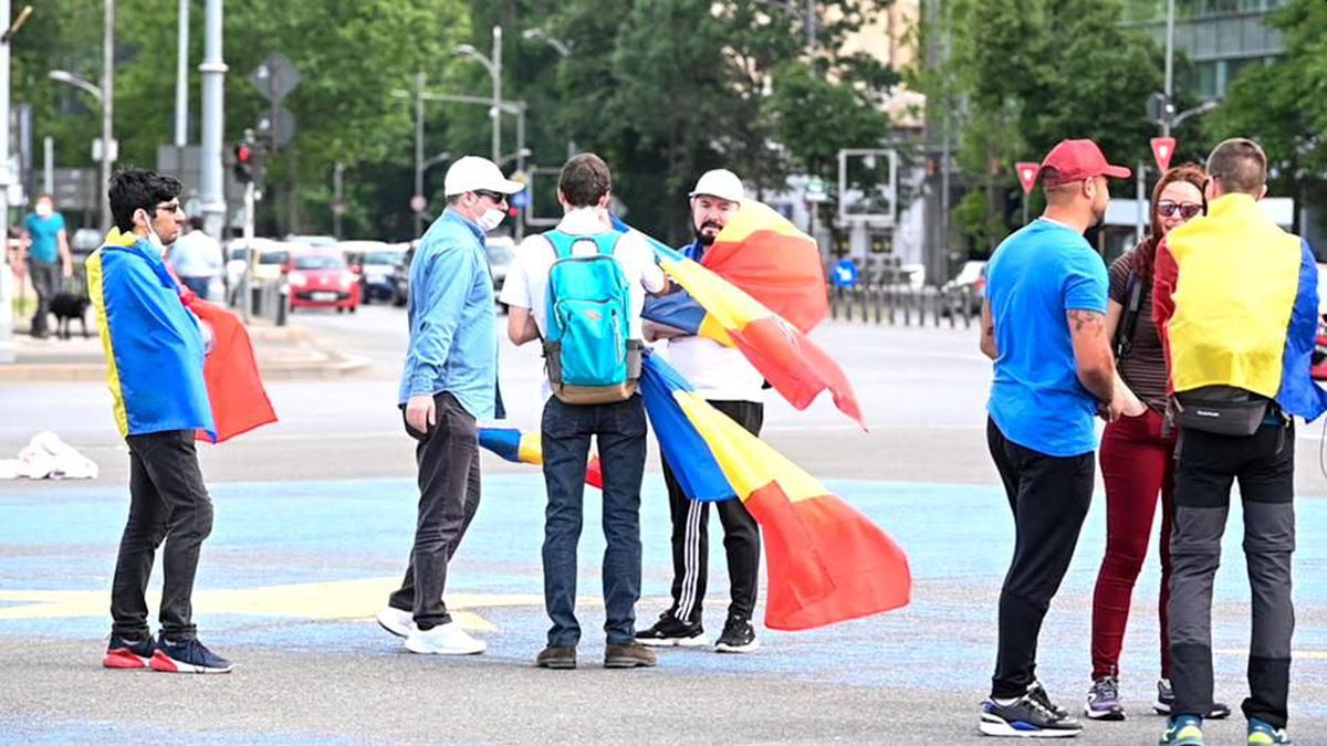 Protest anti-guvern în București » Câteva sute de persoane au fost în Piața Victoriei: „Acești oameni își riscă sănătatea”