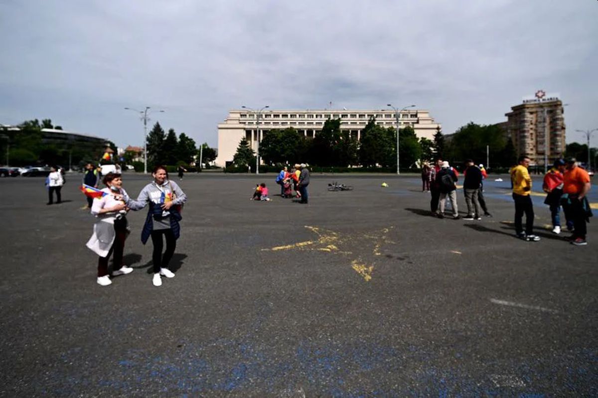 Protest anti-guvern în București » Câteva sute de persoane au fost în Piața Victoriei: „Acești oameni își riscă sănătatea”