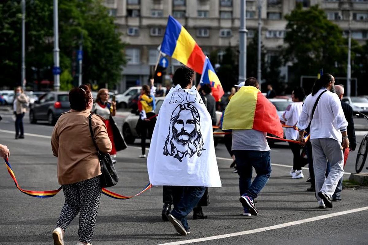 Protest anti-guvern în București » Câteva sute de persoane au fost în Piața Victoriei: „Acești oameni își riscă sănătatea”