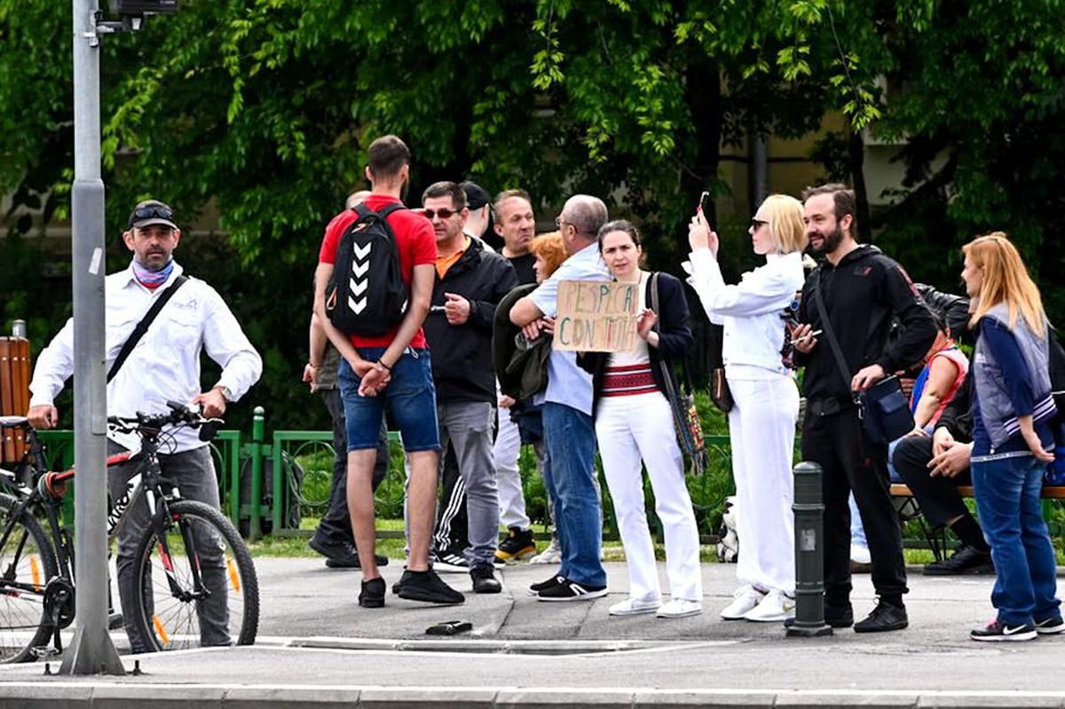 Protest anti-guvern în București » Câteva sute de persoane au fost în Piața Victoriei: „Acești oameni își riscă sănătatea”