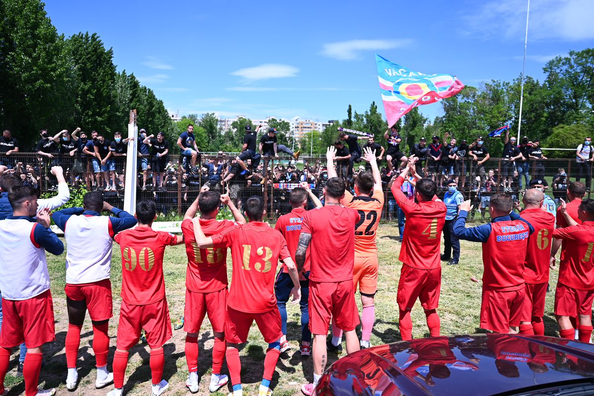 Jucătorii Stelei au sărbătorit victoria cu fanii! Suporterii n-au uitat de FCSB și l-au înjurat pe Becali
