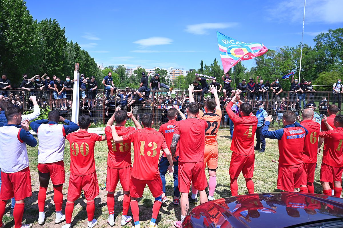 Jucătorii Stelei au sărbătorit victoria cu fanii! Suporterii n-au uitat de FCSB și l-au înjurat pe Becali