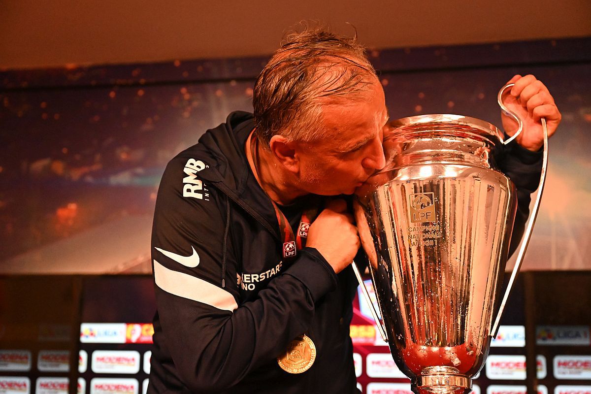 Jucătorii i-au întrerupt conferința lui SuperDan, dar i-au lăsat trofeul: „E cel mai frumos titlu”