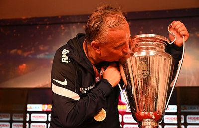 Jucătorii i-au întrerupt conferința lui SuperDan, dar i-au lăsat trofeul: „E cel mai frumos titlu”