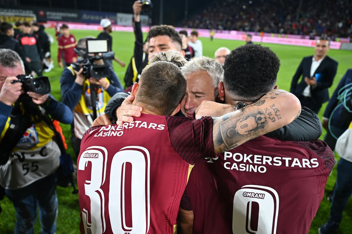 CFR Cluj, sărbătoare în stil mare alături de fani » Imaginile bucuriei din Gruia: fanii au rupt gardurile și au pătruns pe gazon