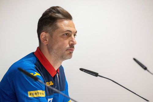 Mirel Rădoi, 41 de ani, fostul selecționer al României, speră să revină din vară în circuit și spune că a refuzat să preia din mers echipe în actuala stagiune.